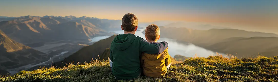 Duas pessoas observando uma paisagem de montanhas