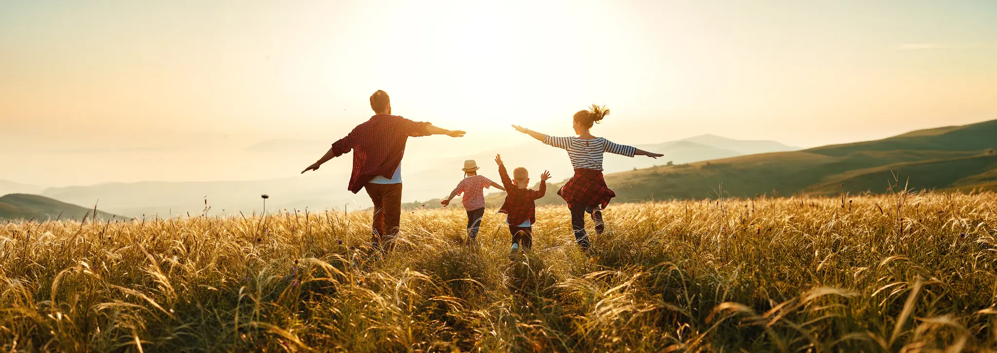 Família caminhando unida em um campo