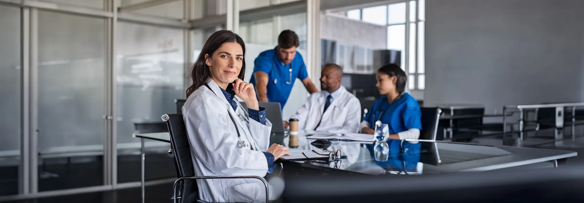 Equipe médica reunida em ambiente profissional